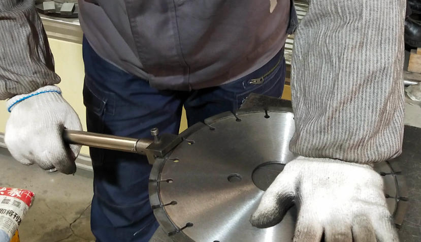 Synthetic Industrial Diamonds in Saw Blades Synthetic Industrial Diamonds in Saw Blades