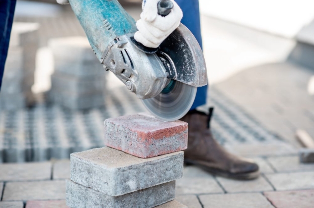 Cut bricks with a Circular Saw