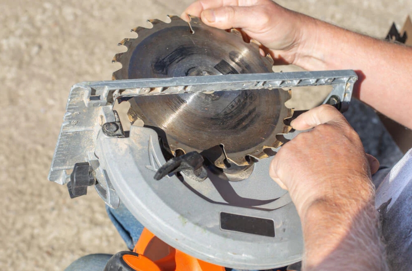 Change saw blade