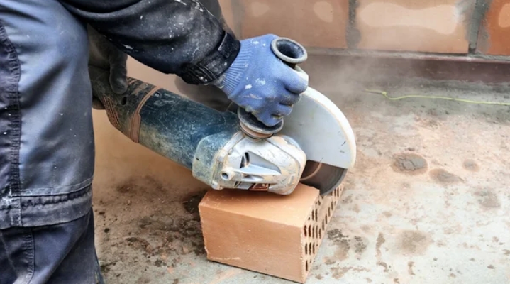 Cutting concrete blocks