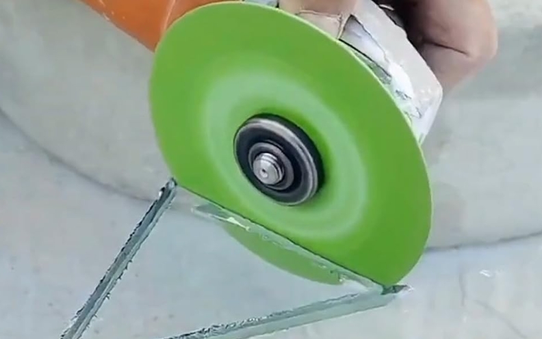 Diamond cutting disc for glass