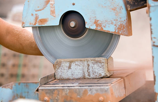 Cut bricks with a Circular Saw