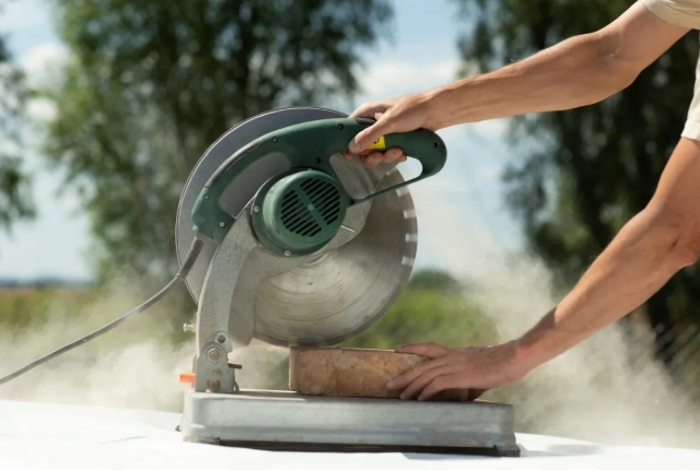 Cut bricks with a Circular Saw